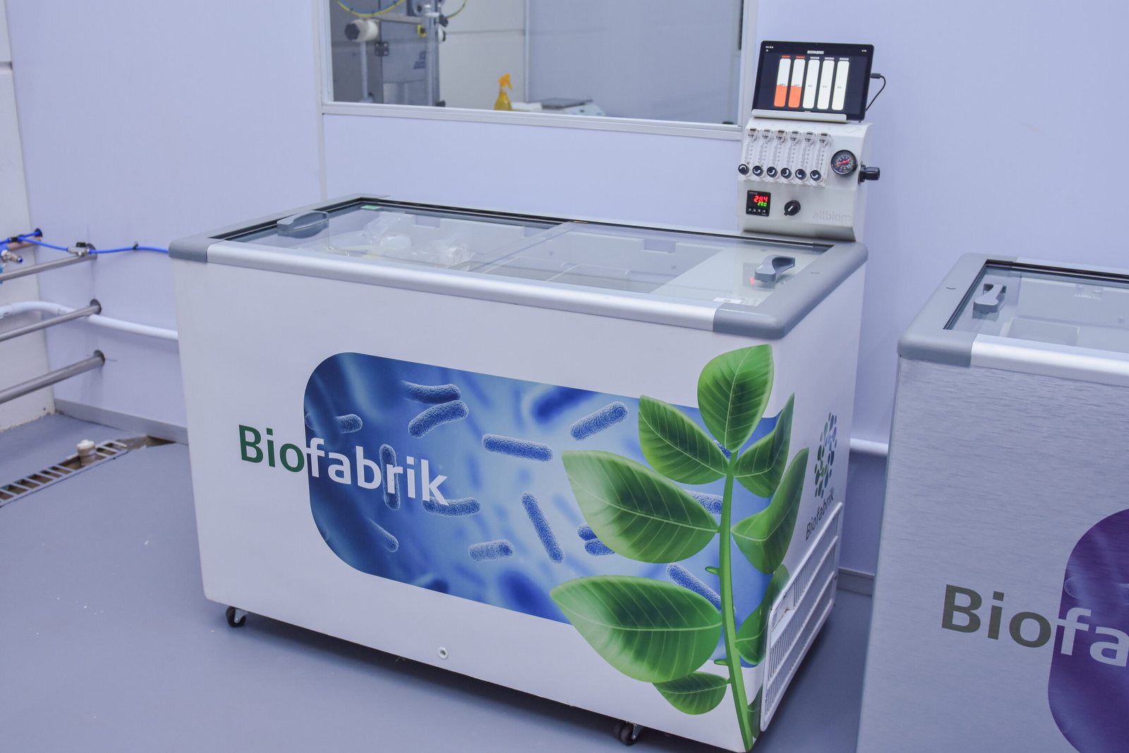 Ambiente industrial ligado à fabricação e operação do ecossistema Biofabrik/Allbiom.